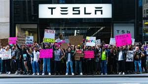 Un nouveau chapitre de l&rsquo;histoire tumultueuse de Tesla et de son fondateur Elon Musk s’écrit à New York, où des manifestants se sont rassemblés devant un magasin de la marque emblématique des voitures électriques. Tandis qu&rsquo;Elon Musk continue de prôner [&hellip;]