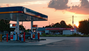 Le secteur des carburants traverse une période d&rsquo;incertitude, où les prix pourraient connaître une baisse appréciable à la pompe. Après des mois de fluctuations et d&rsquo;inquiétude, les automobilistes observent un léger espoir, bien qu&rsquo;une certaine attente demeure. Les raisons de [&hellip;]