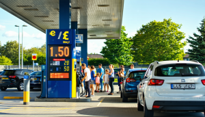 Les automobilistes français se trouvent à un tournant crucial dans leur rapport aux carburants. Avec le coût du litre de carburant atteignant 1,50 euro juste avant les week-ends de mai, de nombreuses questions se posent concernant l&rsquo;avenir des prix à [&hellip;]