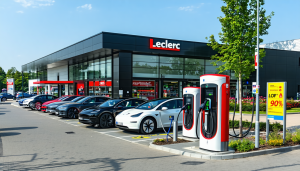 Leclerc, enseigne bien connue en France, étend son offre en se lançant dans l&rsquo;électromobilité. Cette initiative vise à répondre à la demande croissante pour un accès facilité à la recharge électrique, qui devient essentielle dans le paysage automobile actuel. En [&hellip;]