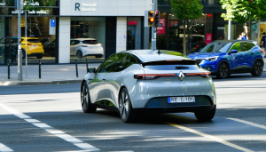 Depuis plusieurs années, Renault s&rsquo;est affirmé comme un acteur majeur dans le domaine des véhicules 100 % électriques. Cependant, alors que le groupe affichait de grandes ambitions et rêvait d&rsquo;un avenir totalement décarboné, des changements stratégiques semblent pointer le bout [&hellip;]